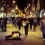 Con la sua chitarra e la voce delicata rappresenta una presenza fissa in via Sparano